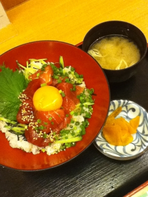 本日のまかない丼 まぐろユッケ丼 700円