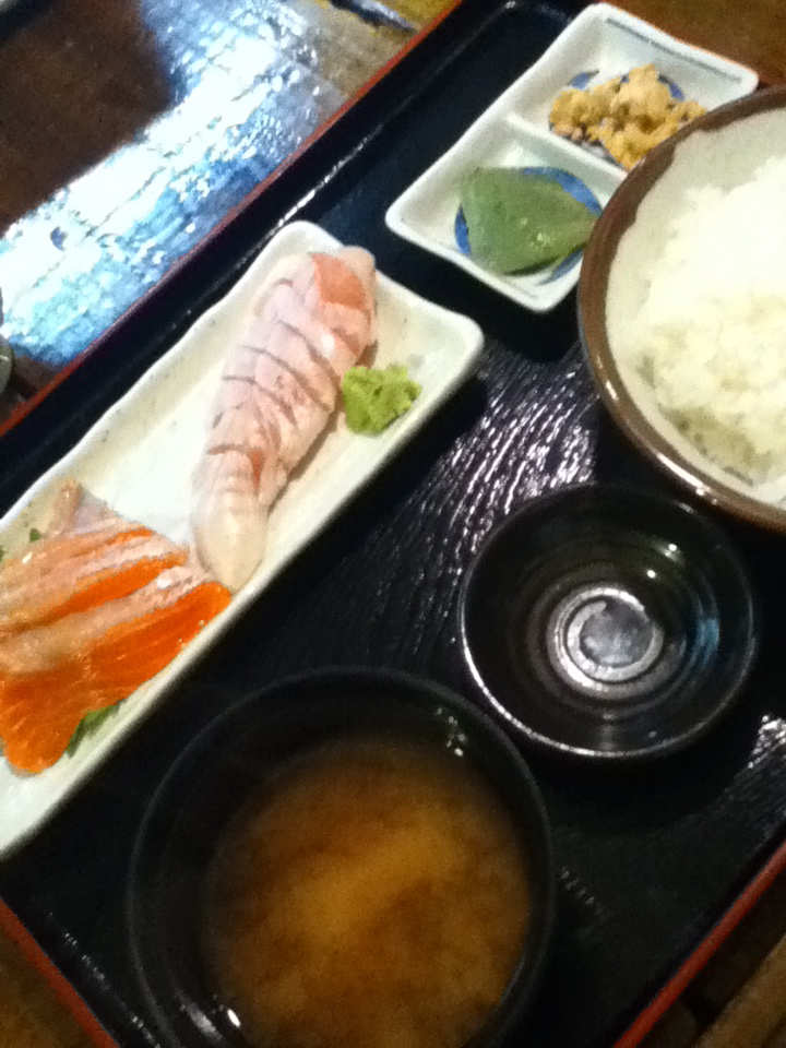 地鶏とサーモンの刺し身 880円