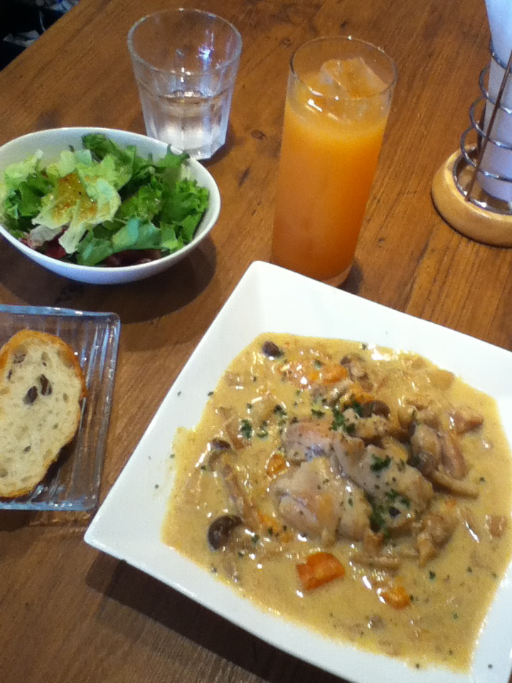 鶏肉といろいろキノコのクリーム煮 800円