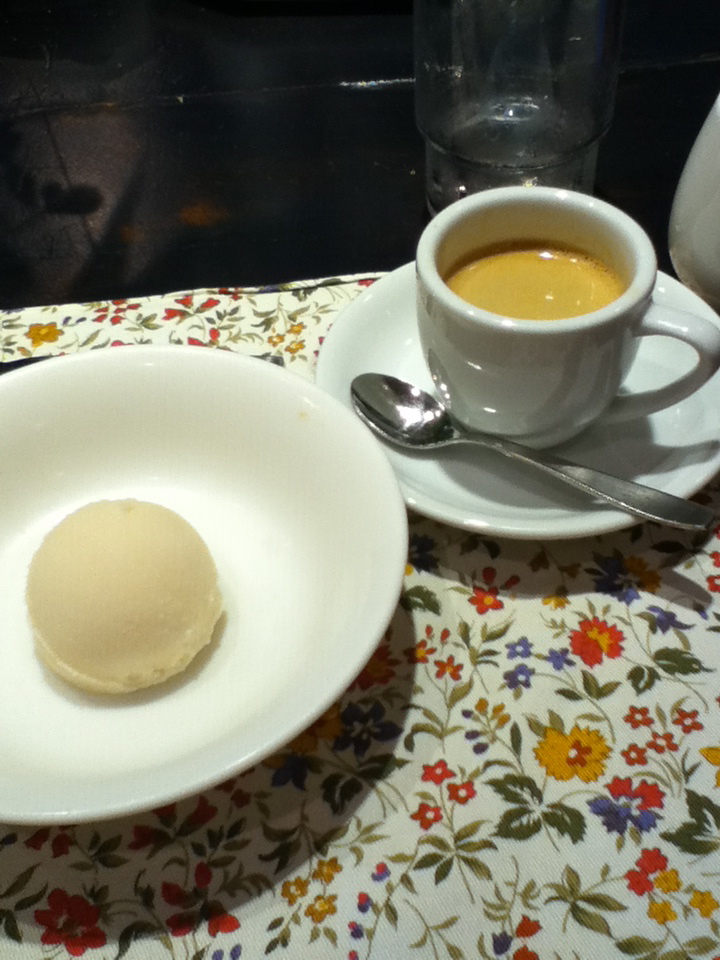 食後のデザートとコーヒー