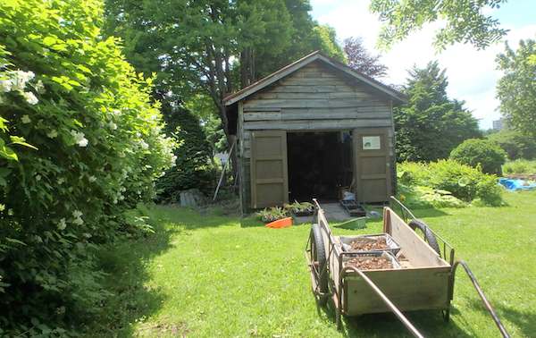 小屋の前