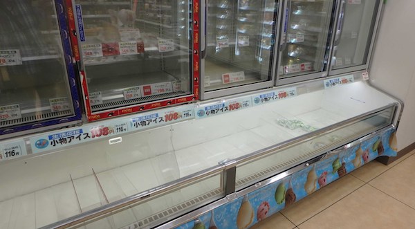 空っぽの棚