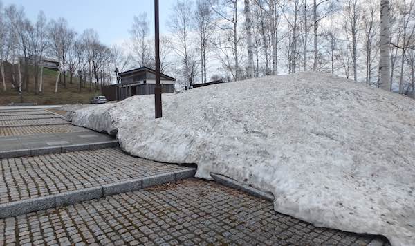 雪の山