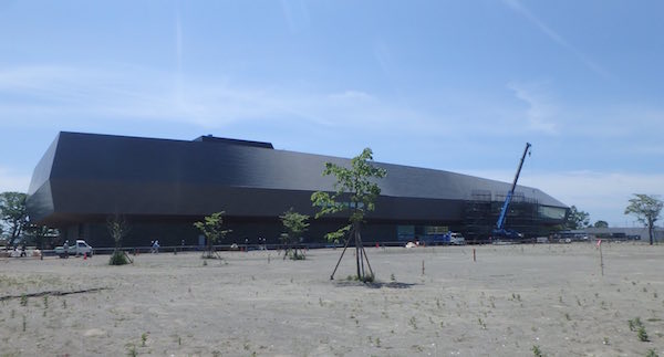 巨大な建物