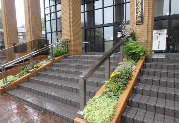 図書館前
