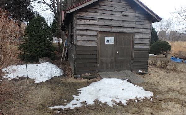 小屋の前