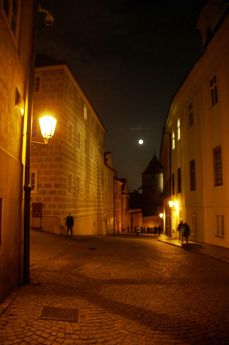 夜のプラハ城内