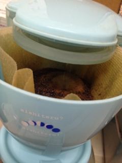 コーヒーを淹れているところ