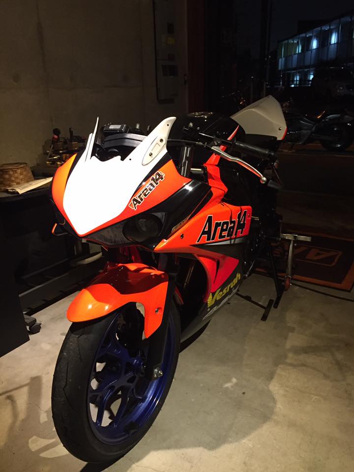 新作オートバイ（R25,AREA14蛍光オレンジ赤レッド、ロゴ