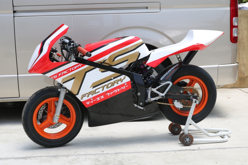 新作オートバイ（NSR50、TS-FACTORY、赤、金、カスタムペイント