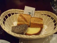手前の左がゴマとくるみのパン