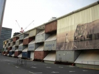 コンテナを4段重ねた移動美術館