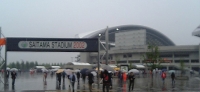 雨に霞むスタジアム