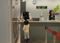 小切手換金中のリオちゃん