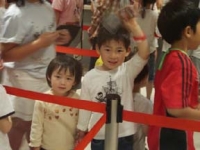 銀行の列に並ぶムーちゃんとリオちゃん