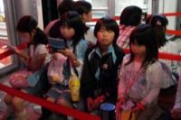 待っている子供の手にはDSが!
