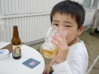 こどもびいるを飲むシグちゃん