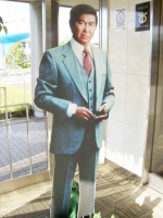 館内入口には等身大の裕次郎さんが待っている