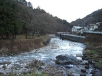 四万川沿いを歩いて、温泉街の中心へ