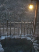 露天風呂はランプが灯るといい感じ