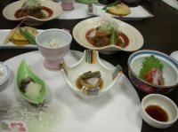 夕食はいろんな料理が並びます