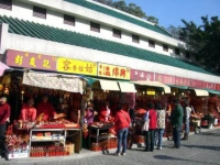 お線香を売るお店が並んでいる
