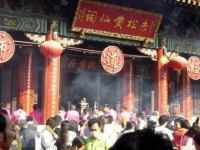 大賑わいのお寺