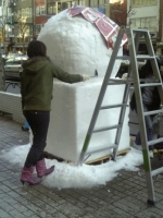 雪だるま製作中