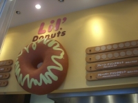 看板にもドーナツ