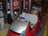 レンタカーを運転するアサヒくん