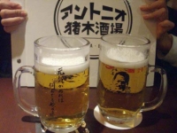ビールジョッキにもイラストと名言入り