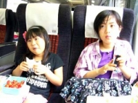 ロマンスカー内の子供たち