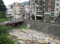川沿いの温泉街