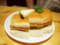 カツサンドは¥750
