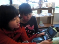 DSに興じる子供たち