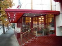 赤いドアと屋根が目印