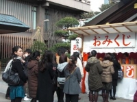 おみくじを買う女性たち