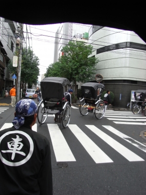 人力車に乗る