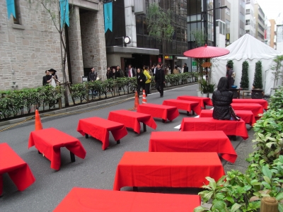 銀座の赤いイス