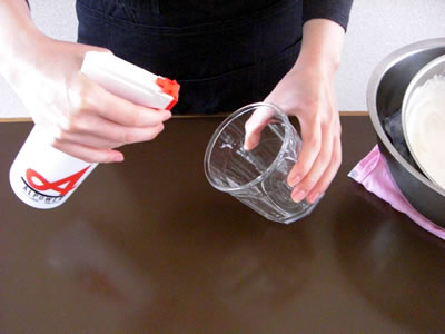 アルコール消毒液アルパワーを使ってガラス容器の消毒をします。