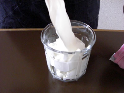 アルコール消毒液アルパワーを使って生クリームの保存をします。