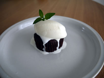 鳥越製粉のチョコレートケーキミックス粉を使ったフォンダンショコラ。
