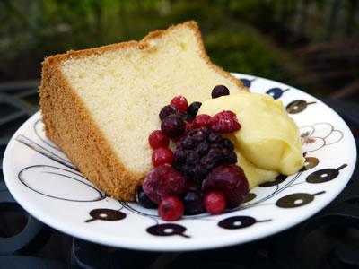 プレーンシフォンケーキにカスタードクリームとミックスベリーを添えて。