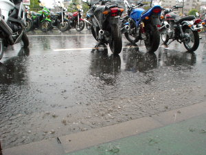 試乗会での雨