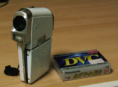 XACTI C5とミニDVテープ