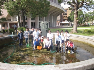 公会堂の池掃除