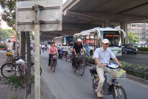 自転車に乗る人々