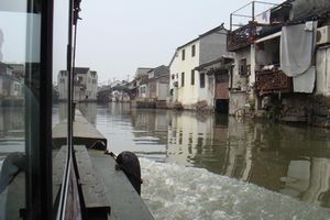 ボートで水路を行く