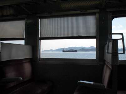 JRの電車から岡山・三原間の瀬戸内海