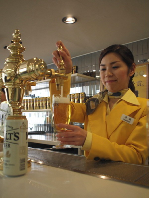 試飲のビールを注いでくださる
